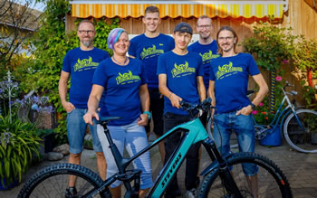 Gruppenbild des Ratzmann-teams vor dem Geschäft mit einem Fahrrad im Vordergrund